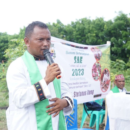 SMAS ST.  MARIA ITENG MEMBUKA TAHUN PASTORAL EKONOMI BERKELANJUTAN DENGAN MENANAM 1000 BIBIT KELOR 